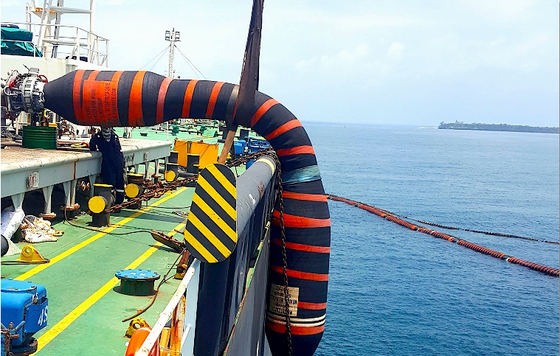 Marine Oil Hose reforzada con los cuellos de la ubicación a fijar con flotabilidad adicional