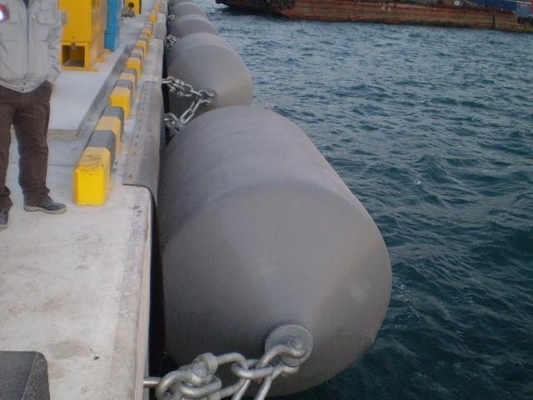Nave que amarra los topes cerrados del barco de la espuma del polietileno de la célula