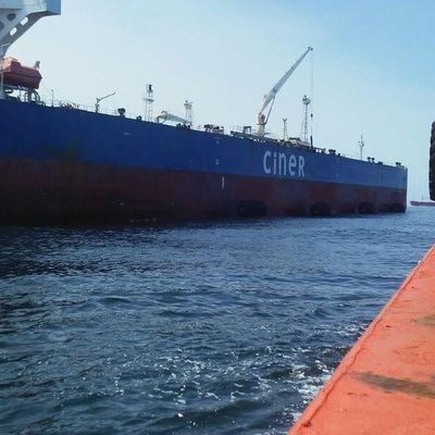 Alta tirantez negra Yokohama Marine Fender neumática del gas