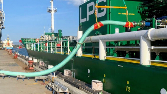 Manguera reforzada BUQUE-BUQUE usada en el muelle del muelle para el transporte del petróleo crudo