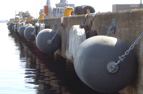 Defensas de goma de la defensa neumática de la honda para la nave a atracar