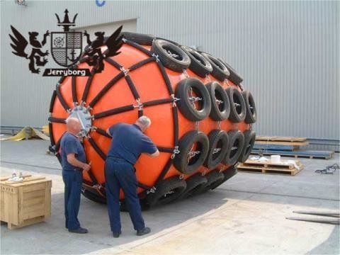 ISO 17357 Estándar 50kPa/80kPa Fender de caucho de Yokohama con neumático y cadena Fender flotante marino