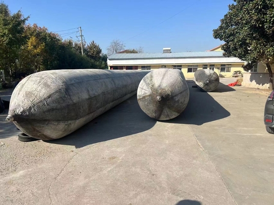 En el caso de los buques marinos, el suministro de bolsas de aire para el lanzamiento de buques es de caucho natural de tamaño personalizado.