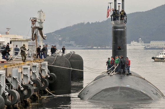 Defensa submarina conveniente para los submarinos o las naves cuyo punto de impacto puede estar debajo de la línea de flotación.