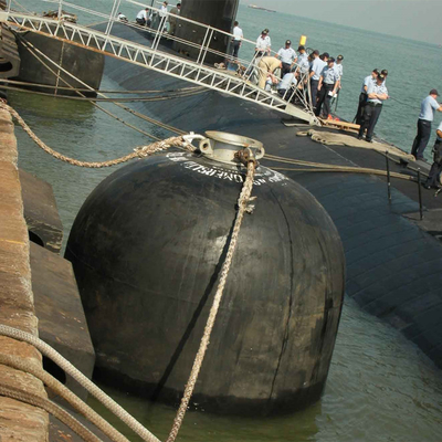 Defensa submarina conveniente para los submarinos o las naves cuyo punto de impacto puede estar debajo de la línea de flotación.